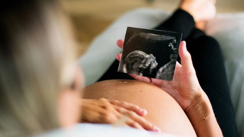 赤ちゃんのエコー写真を見る妊婦